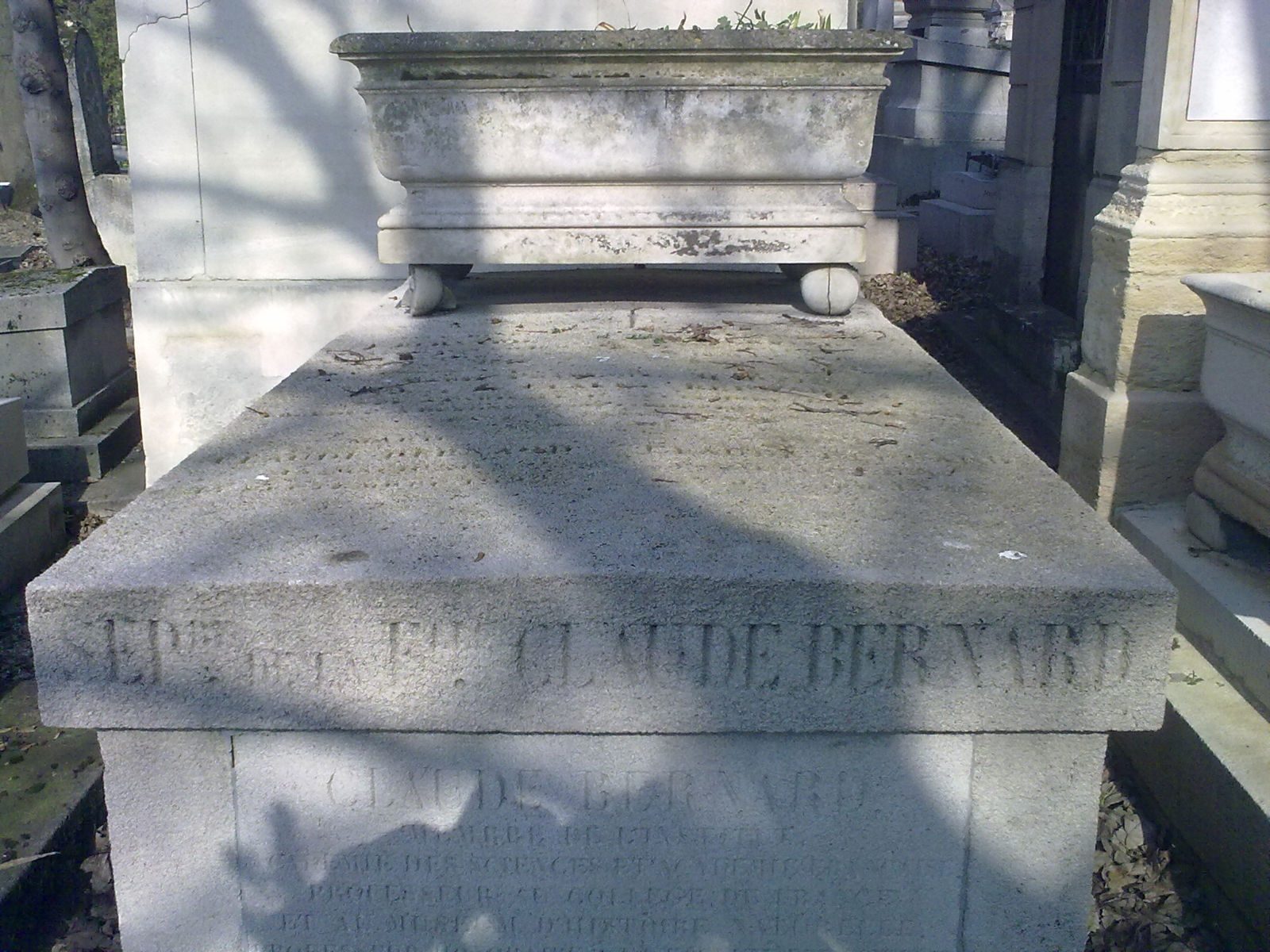 Claude%20Bernard%27s%20tomb%2C%20Paris%20%282%29.jpg
